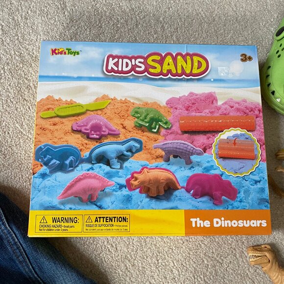 Sand and Sand Mold Kit  with Jean Jacket , Shoes and Extra Dinosaurs Christmas - Picture 3 of 6